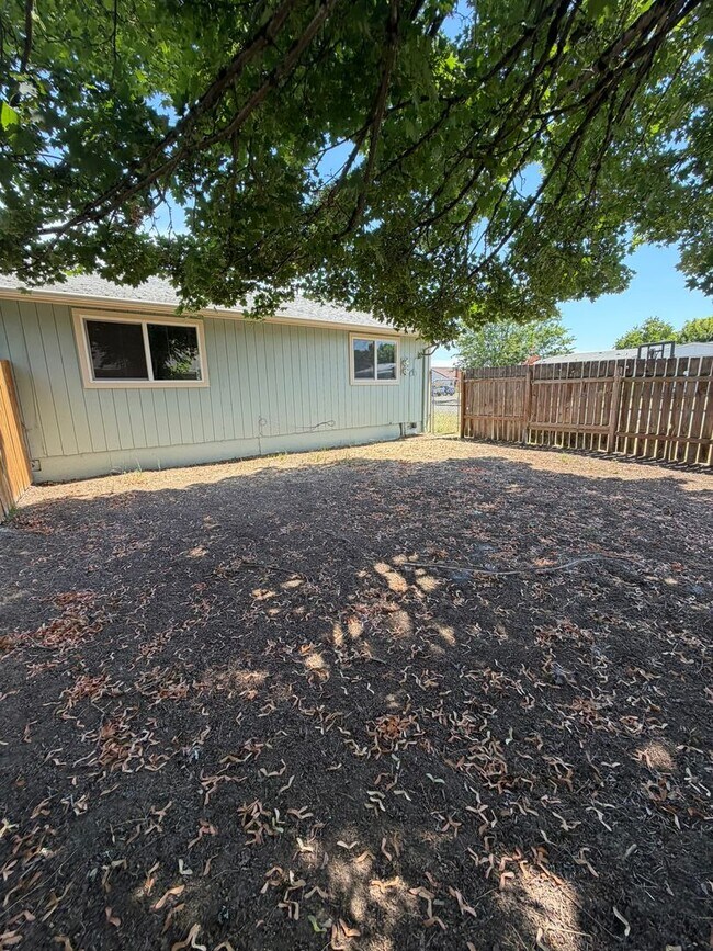 Building Photo - Charming 2 Bedroom Duplex With Fenced Yard In Quiet Neighborhood!