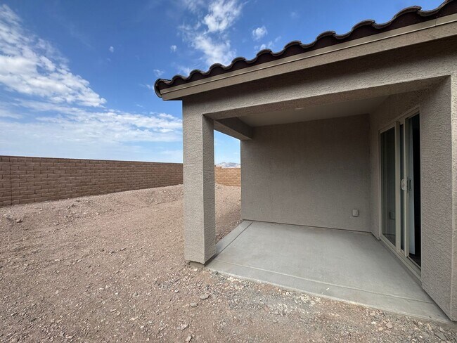 Building Photo - Laughlin Ranch New 3 Bed, 2 Bath close to Water, on Parkway