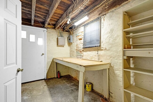 Building Photo - 3BR Cottage with Large Backyard, Garage and a Basement!