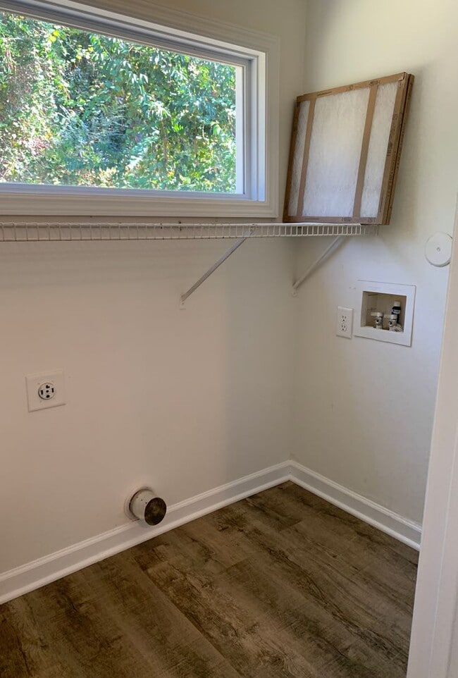 Building Photo - $500 OFF 1ST MONTH'S RENT! 3 Bedroom, 1 Bath house on Hillsdale Drive