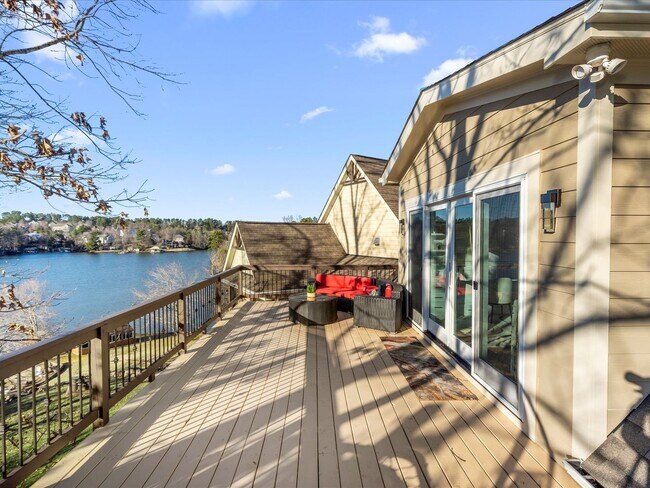 Building Photo - Studio Apt with waterviews on Lake Wylie!