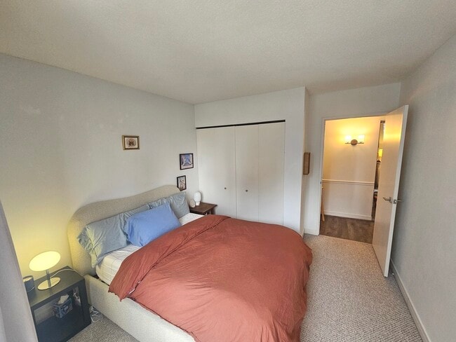 Building Photo - 512 N McClurg Ct