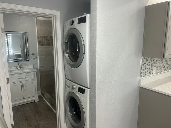 Building Photo - Remodeled North Hyde Park Bungalow