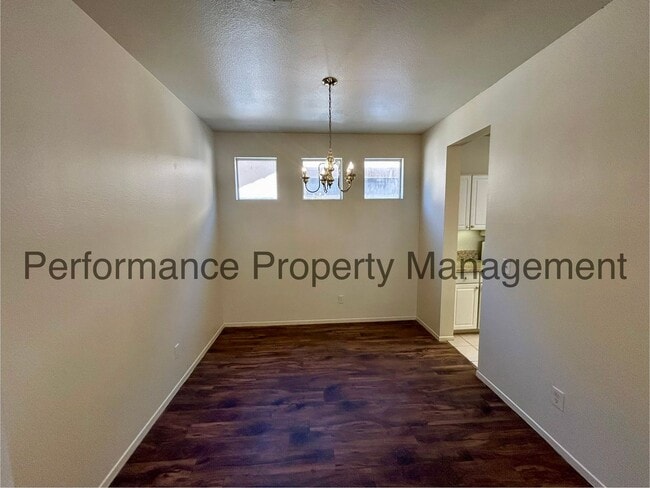 Building Photo - Stunning 4 Bed/3 Bath Condo in Silver Cree...