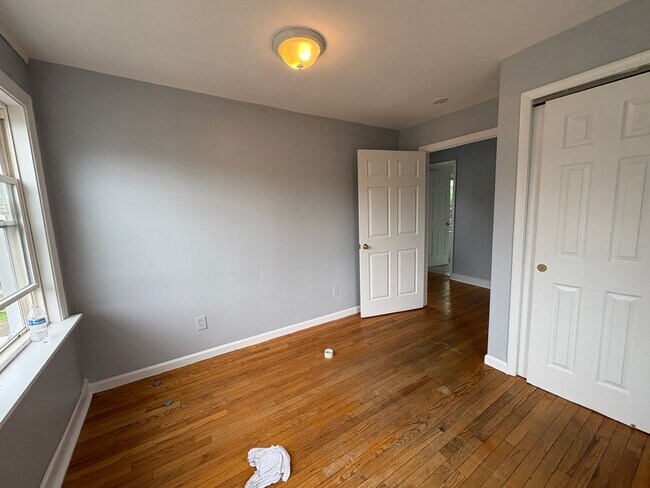 Building Photo - Large 5 Bedroom 2 Bathroom Single Family H...