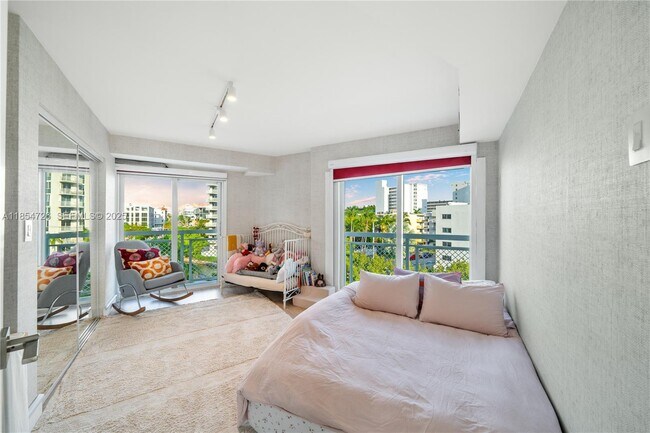 Building Photo - 1701 Sunset Harbour Dr