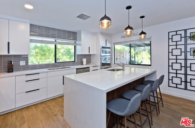 Building Photo - 2660 N Farrell Dr