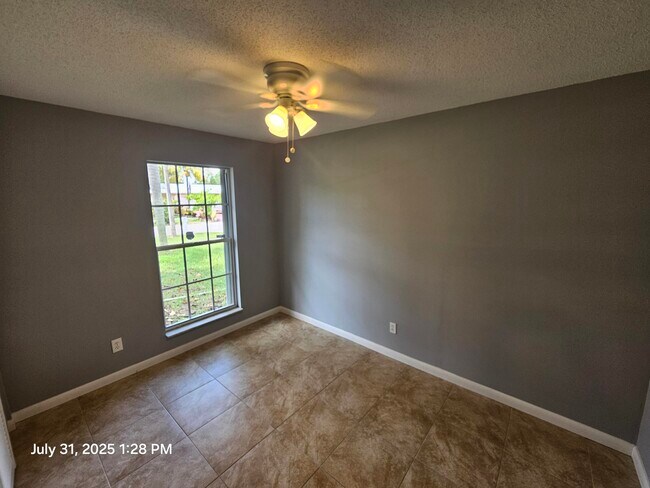 Building Photo - 329 NE Cullman Ct