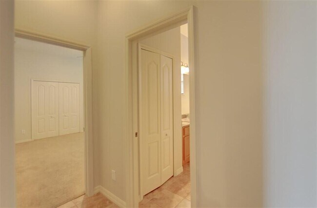 Building Photo - 1185 Dromin Ln