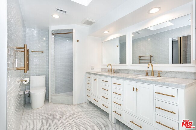 Building Photo - 16733 Oak View Dr