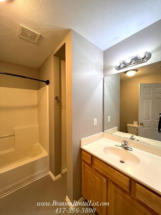 Building Photo - Newly Remodeled 3BR/2BA