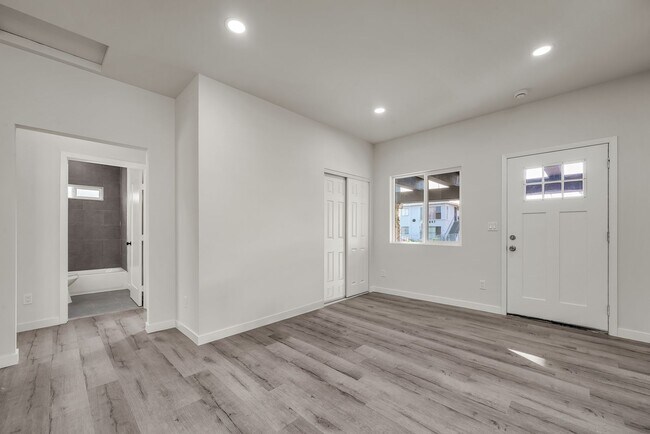 Building Photo - 5842-5840 Denver Ave