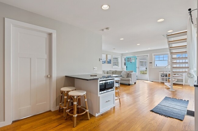 Building Photo - 176 Shore Rd