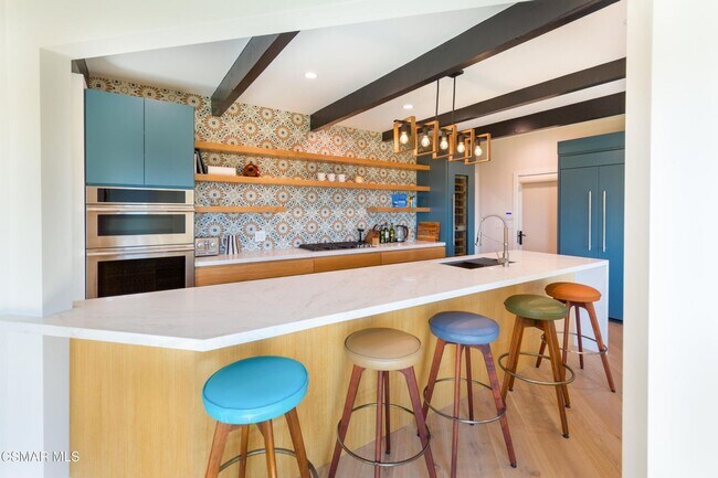 Building Photo - Must see this luxurious short-term, furnis...