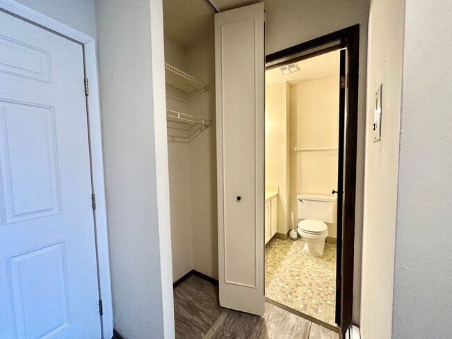 Building Photo - Rare rental opportunity conveniently locat...