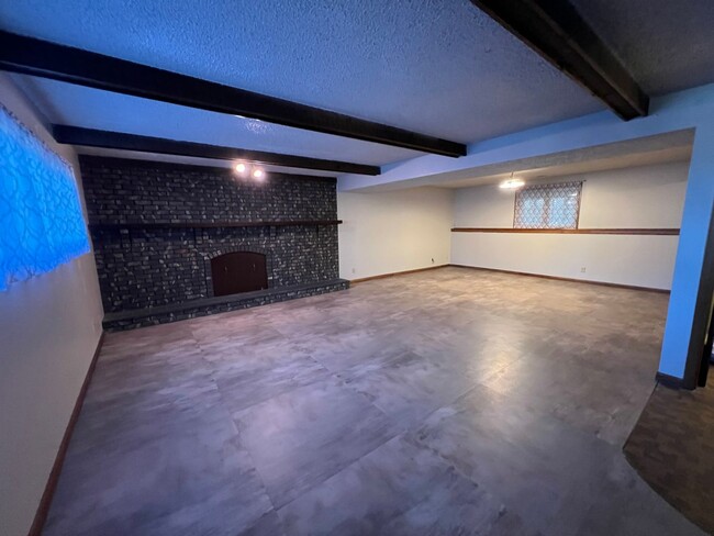 Building Photo - Beautiful Spacious 3 Bedroom, 2.5 Bath Hom...