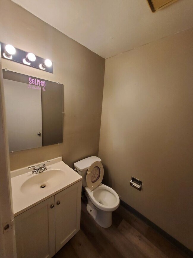 Building Photo - 505-507 W. Burleigh St. (Townhouse)(ACE PR...