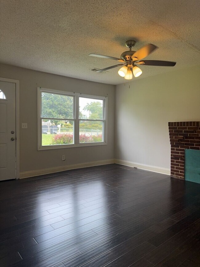 Building Photo - 3 bedroom Home- SECTION 8 ACCEPTED
