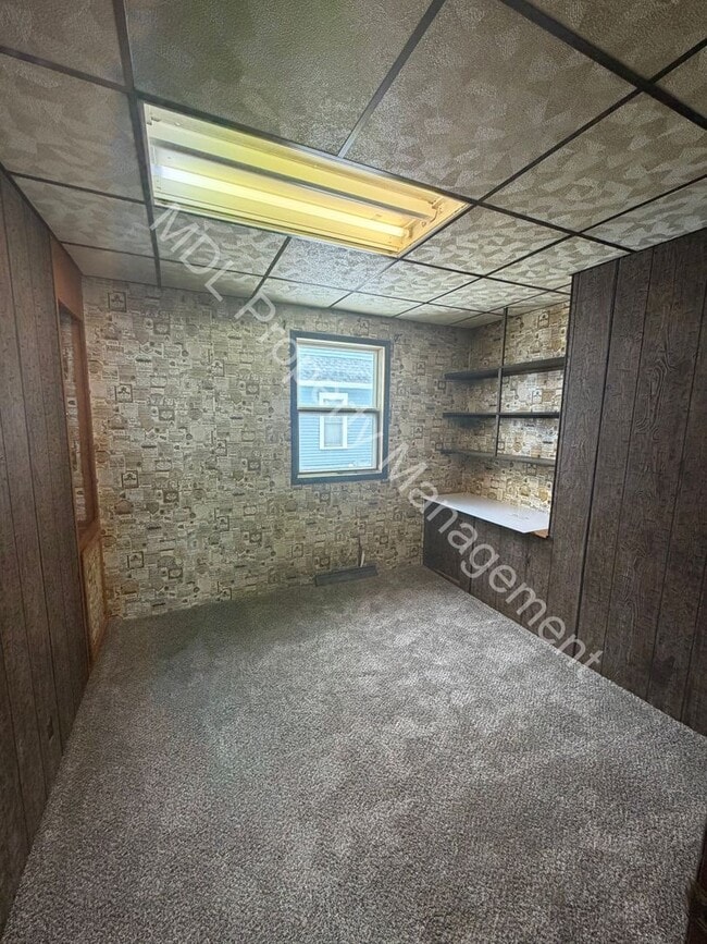 Building Photo - 3 Bedroom 2 Bathroom Home w/ Full Basement