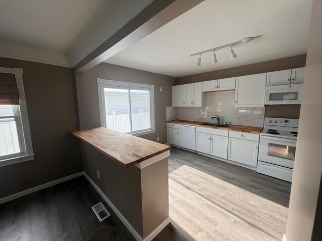 Building Photo - Move-In Ready- 2 bedroom/1 Bath Home in Eastpointe