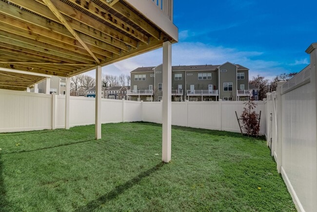 Building Photo - Luxurious 3 BR/2 Full BA & 2 Half BA EOG T...