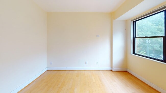 Building Photo - 1801 Clydesdale Pl NW