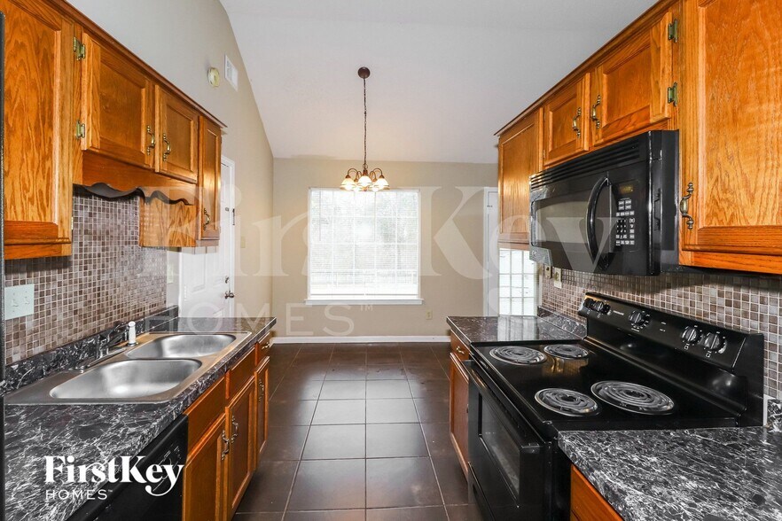 Building Photo - 5672 Riverhead Ave