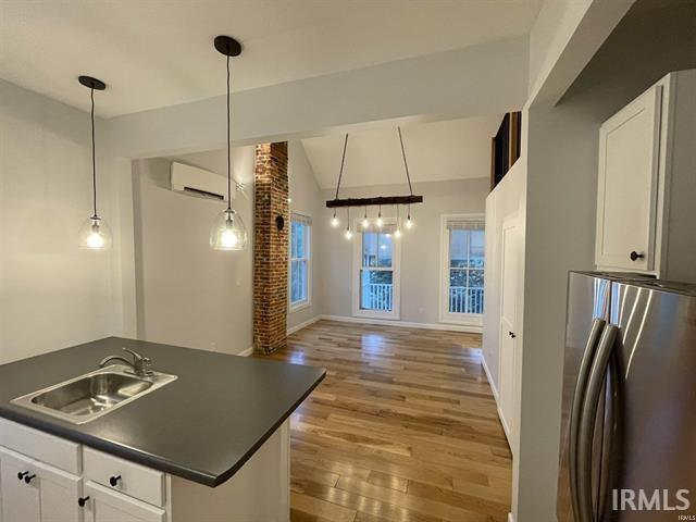 Building Photo - 726 W 6th St