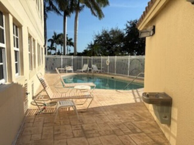 Building Photo - roman plaza