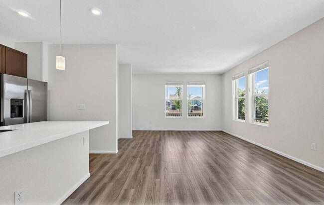 Building Photo - Beautiful 3 bed, 3 bath townhome in the lovely Painted Prairie Community!