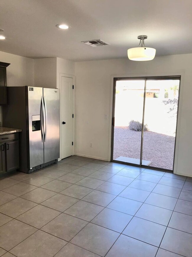 Building Photo - Spacious 3-bedroom plus den in North Phoenix