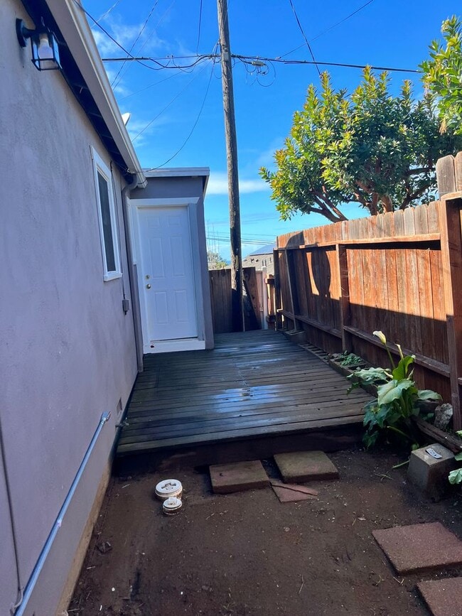 Building Photo - 1 Bedroom Cottage w/ sunroom