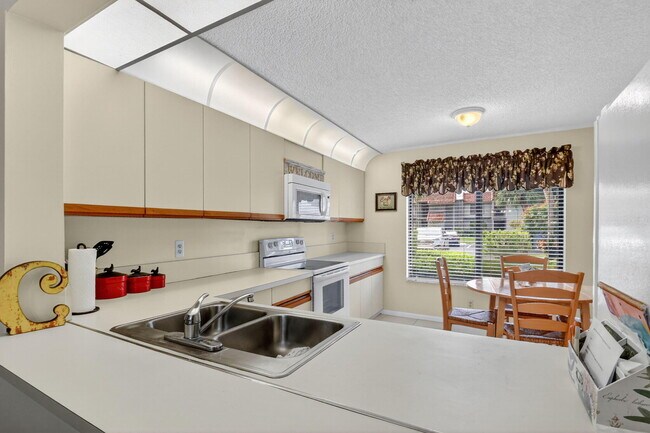 Building Photo - 5560 Fairway Park Dr