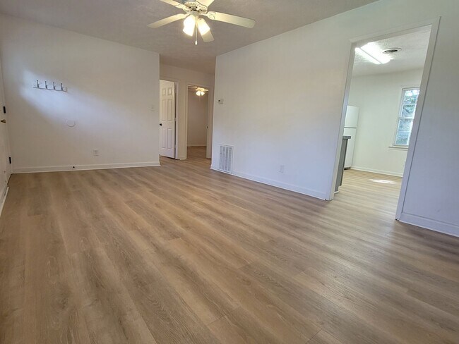 Building Photo - 2BD 1BA Home (Newly Renovated, Yardcare In...