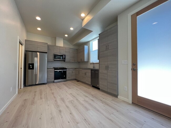 Building Photo - Modern 3B/4B Condo- Available June 10th