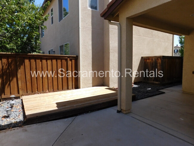 Building Photo - Wonderful 3 bd/2.5 ba Elk Grove Home with 2 Car Garage