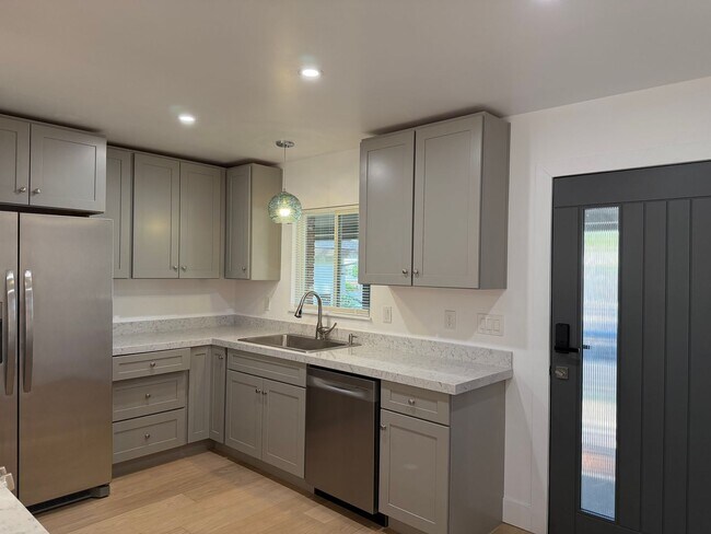 Building Photo - Fully Remodeled 3 Bedroom/ 2 Bathroom Duplex w/ Modern Finishes & Private Yard!