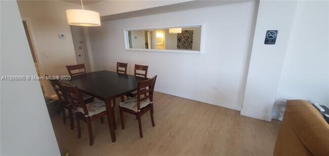 Building Photo - 999 Brickell Bay Dr