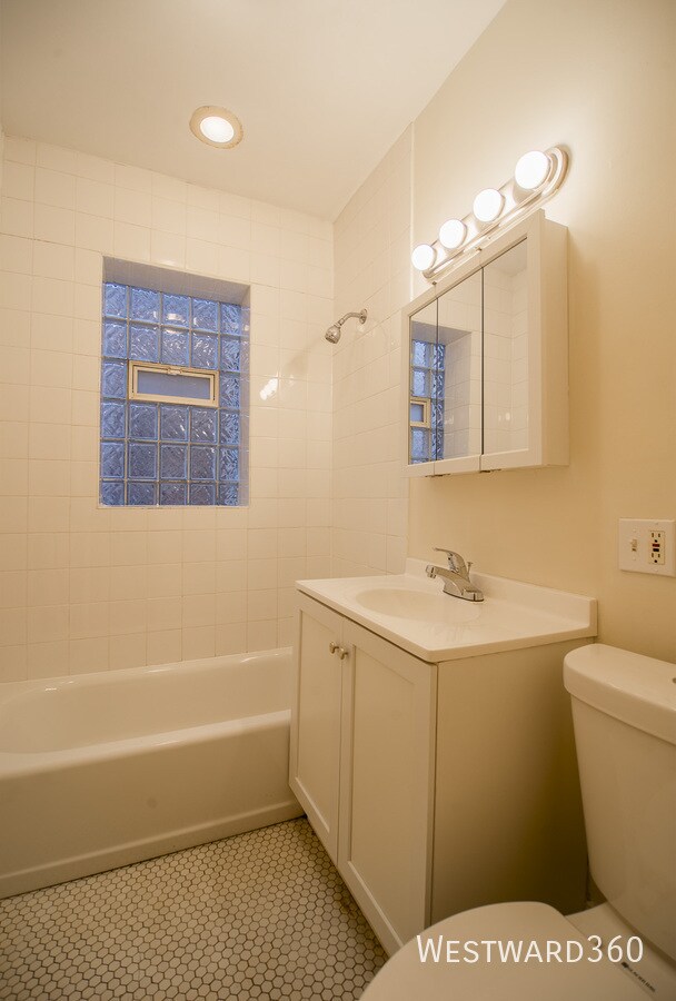 Building Photo - 7648 N Greenview-3
