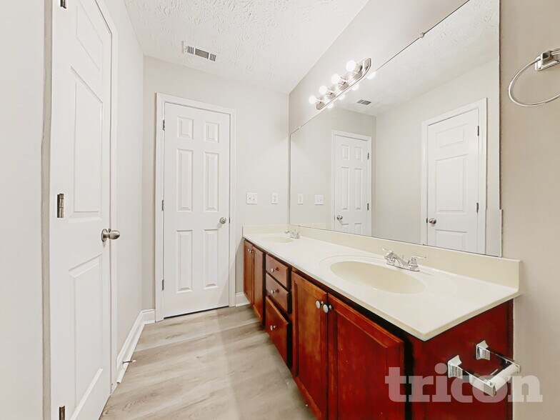 Building Photo - 110 Brooks Cir