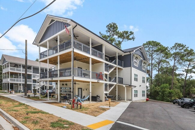 Building Photo - 1720 Airport Dr