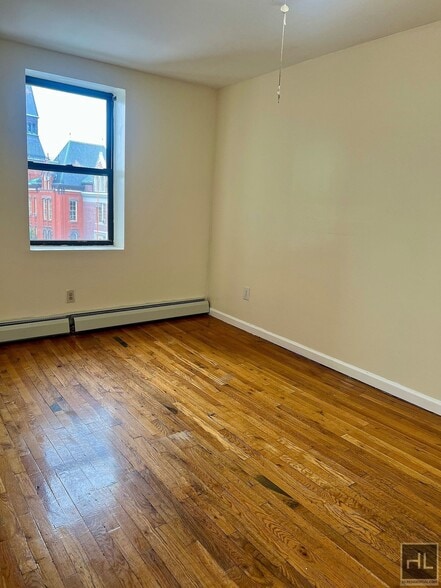 Building Photo - 4BR 1BA Historic Mixed Use Loft w/ Massive...