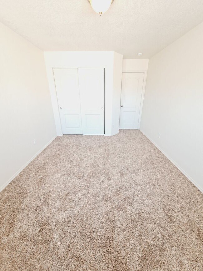 Building Photo - Cute 3 bed 2 bath home