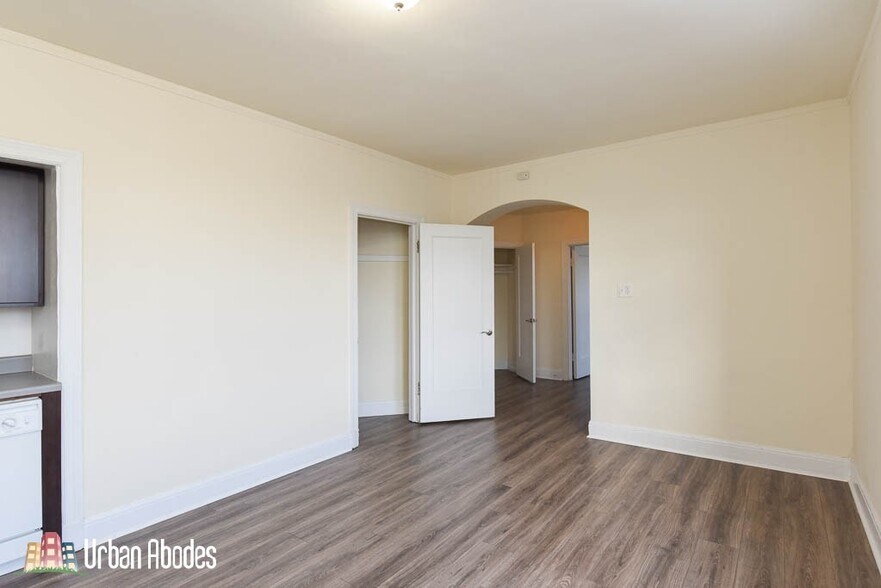 Building Photo - 3314 W Diversey Ave