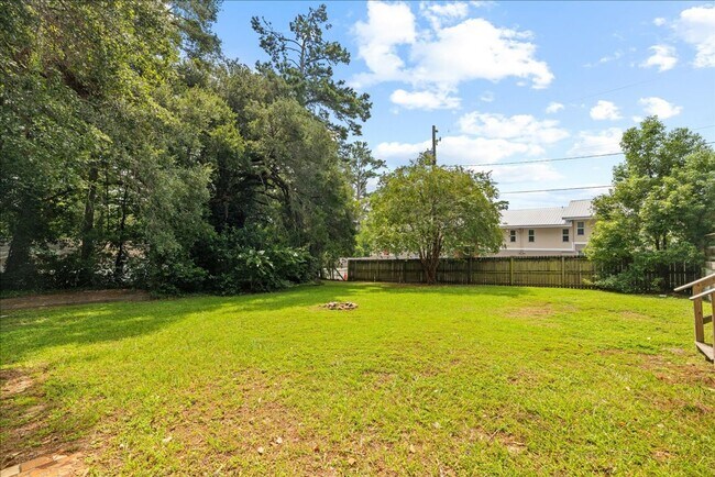 Building Photo - 103 S Chapel Dr