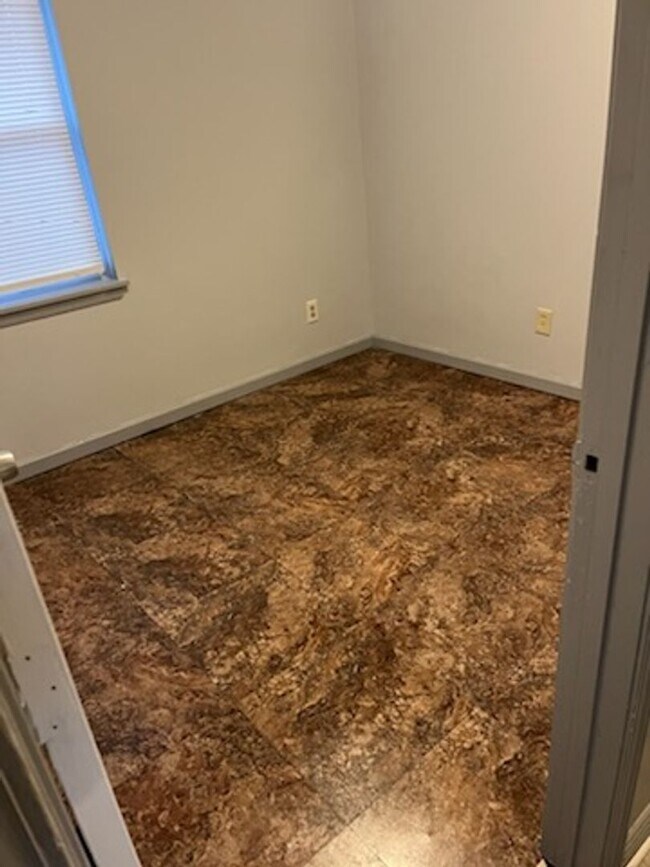 Building Photo - Nice 3 Bedroom 1 Bathroom Ranch