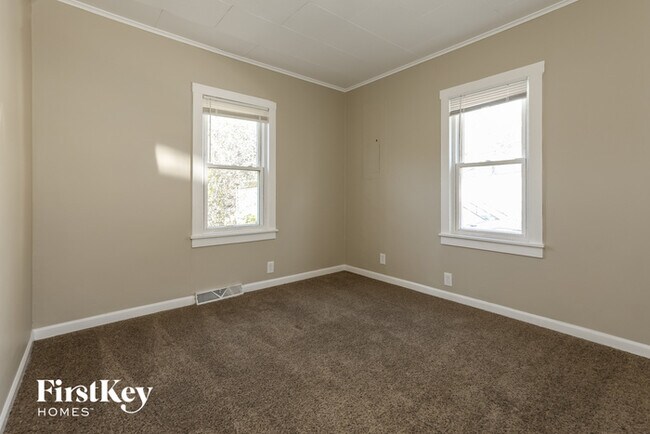 Building Photo - 14 E Willow Dr