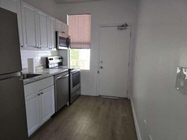 Building Photo - 1000 SW 12th Ct