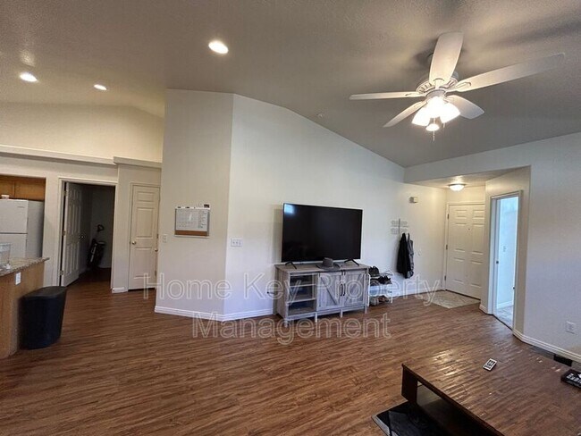 Building Photo - 2056 E Middleton Dr