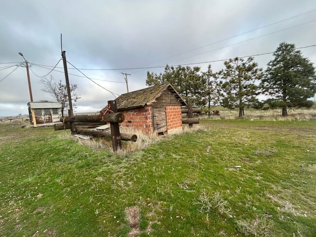 Building Photo - Charming 3 bed/1 bath country home on 5 acres with barn & small shop.